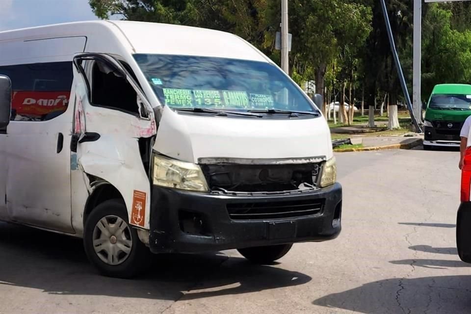 Rafael Vázquez, de 27 años, impactó a una combi de ruta de Ecatepec, dañándole la parte delantera.