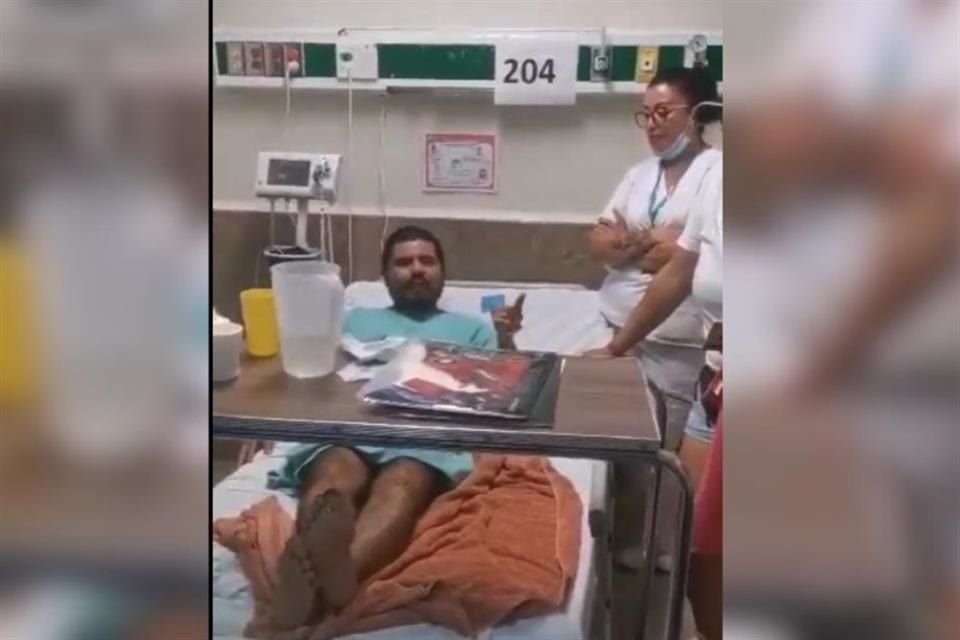 Víctor apareció en un video acostado en una cama del hospital rodeado por personal de salud, el cual le brindaba su apoyo tras el suceso.