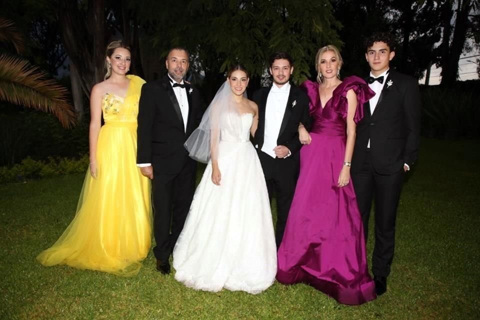 FAMILIA DEL NOVIO Anapaula Solano Peña, Gerardo Solano de Hoyos, Erika Garza Sánchez, Gerardo Solano Peña, Elsa Peña de Solano y Emiliano Solano Peña