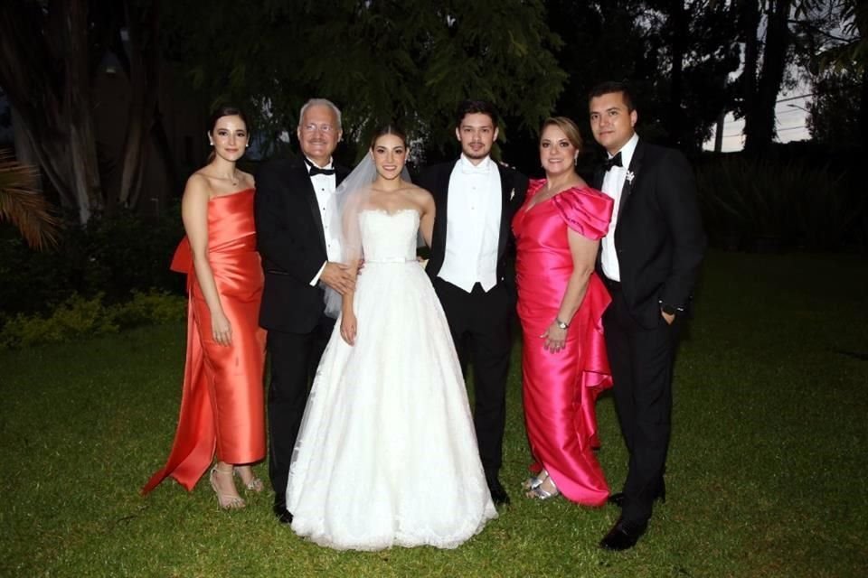 FAMILIA DE LA NOVIA Arely Garza Sánchez, Jorge Rubén Garza González, Erika Garza Sánchez, Gerardo Solano Peña, Laura Elizabeth Sánchez de Garza y Alberto de la Fuente