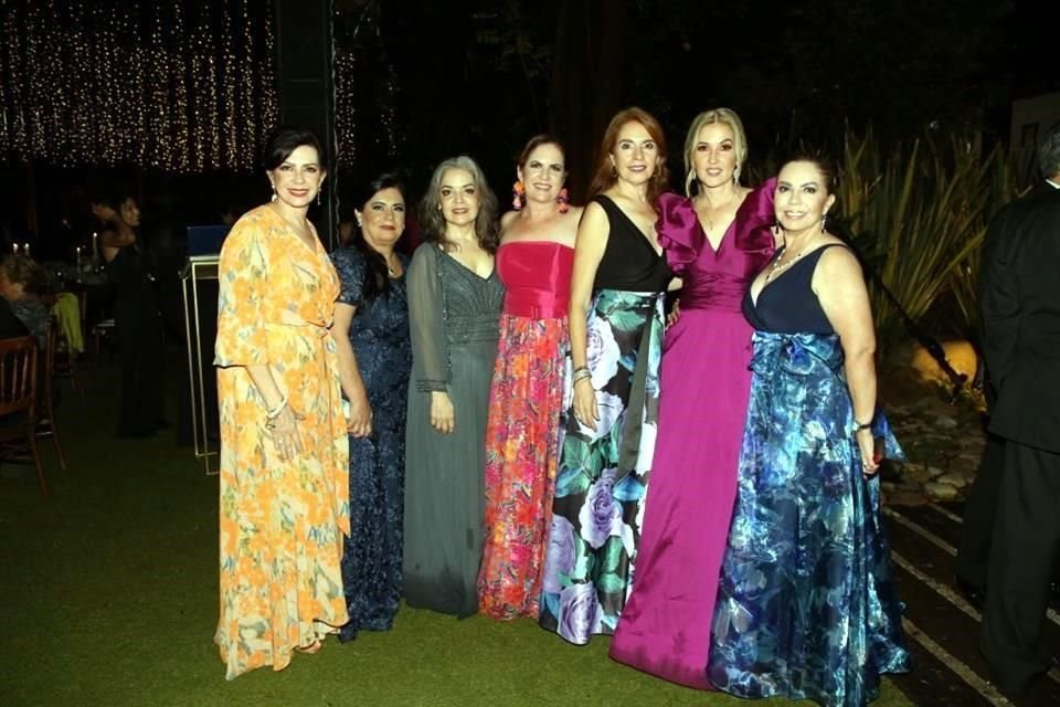 Carmen Peña, Chayo Treviño, Lupita Bedoya, Silvia Peña, Martha Peña, Elsa Peña y Yamani Torres