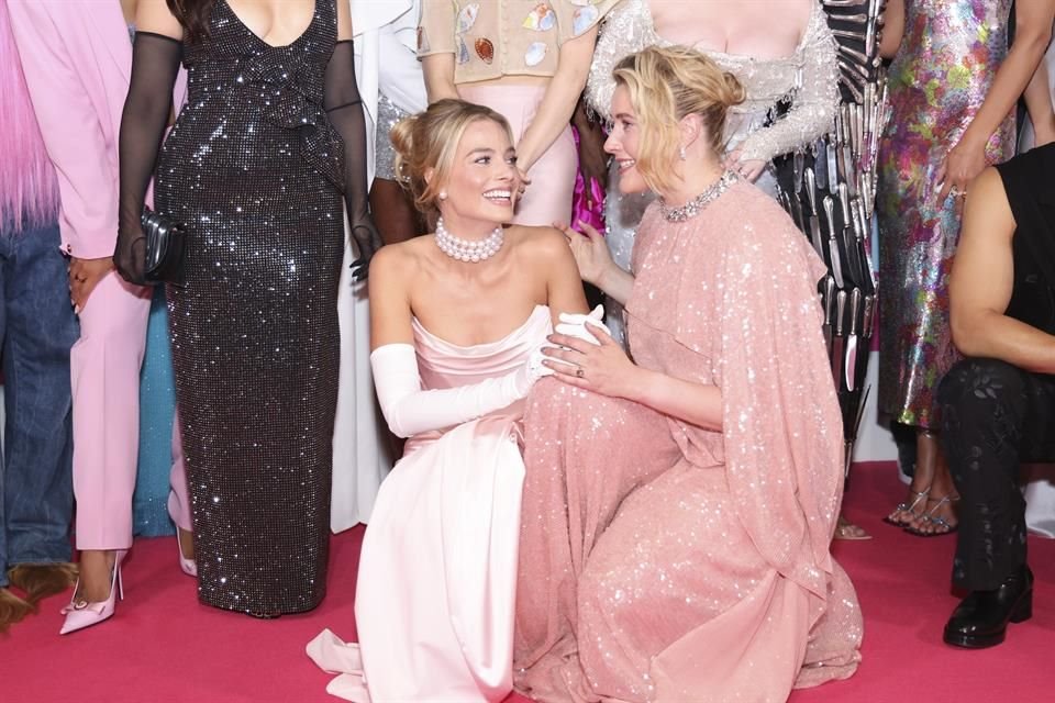 Margot Robbie Y Greta Gerwig en la premiere de 'Barbie' que se llevó a cabo en Londres.