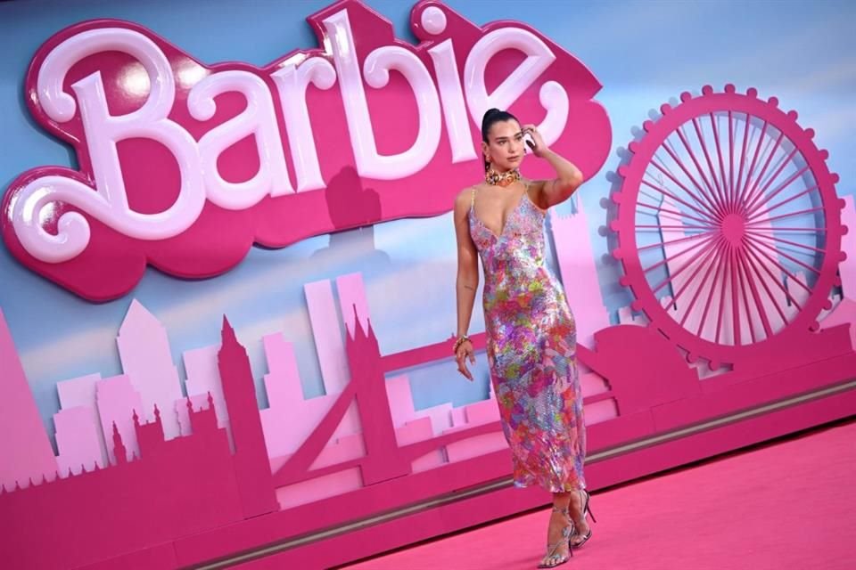 Dua Lipa en premiere de 'Barbie' en Londres. La cantante hizo una canción para la película.