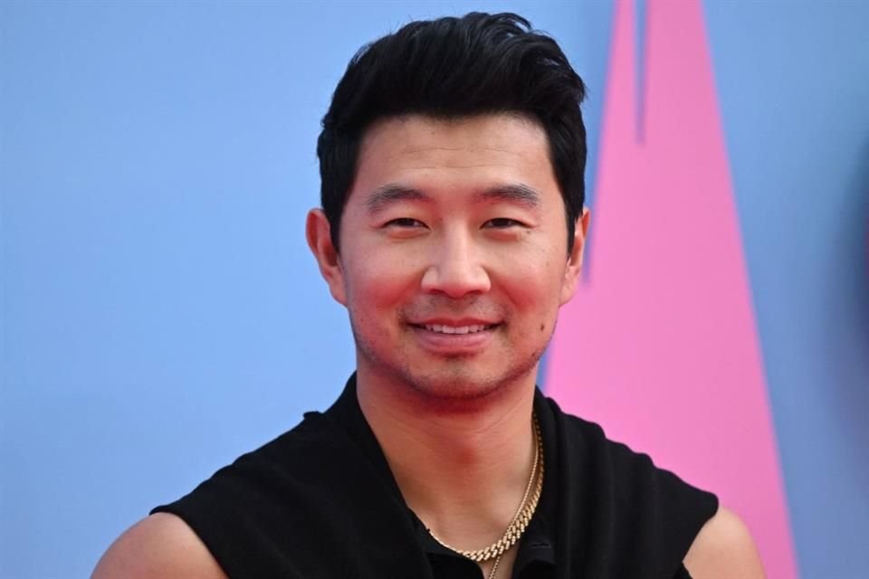 Simu Liu llegó a la premiere de 'Barbie' en Londres.