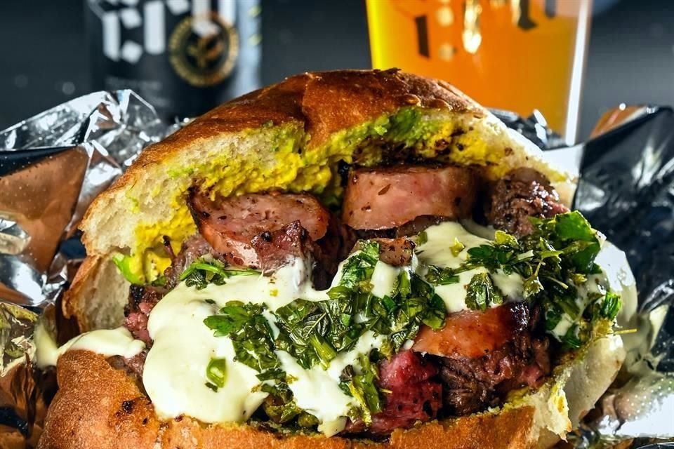 Ajeno por completo a la operación de restaurantes, el joven emprendedor manejaba el negocio con ayuda de su familia y amigos.
