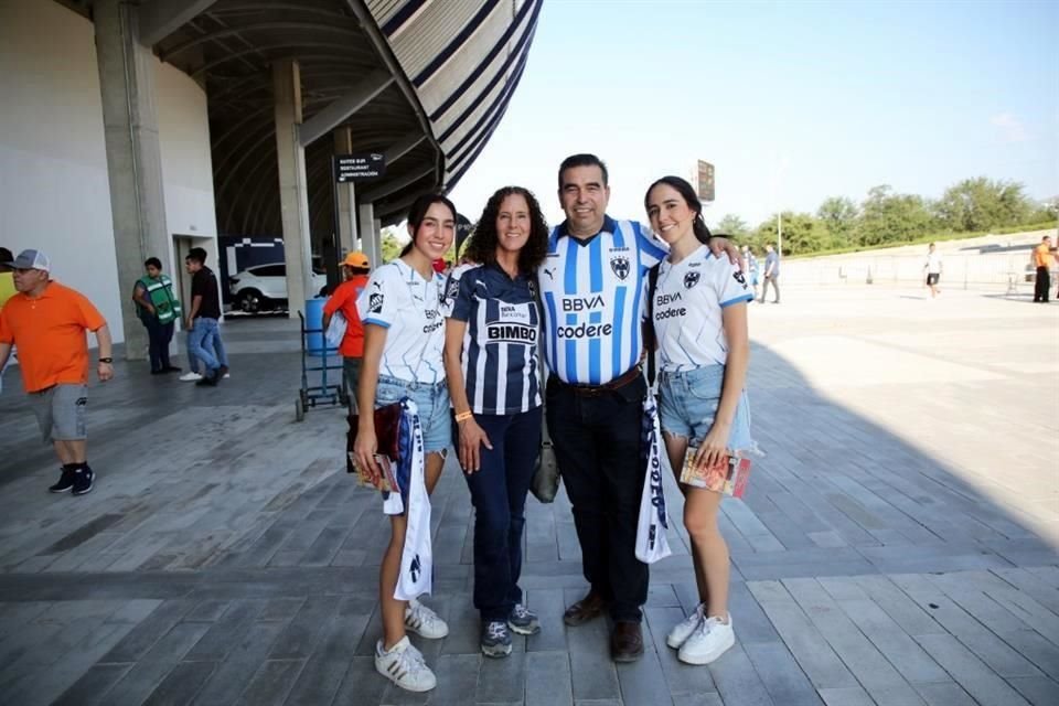 Ana Cristina Flores, Claudia Hernández de Flores, Jesús Flores Dávila y Adriana Flores