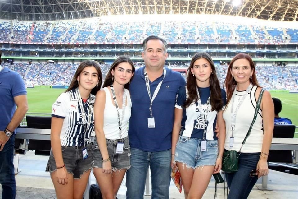 Valeria Garza, Fernanda Garza, Rodolfo Garza, Marian Garza y Michelle Valenzuela de Garza