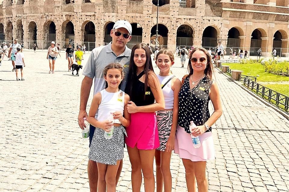 ROMA, ITALIA. Mayra Macías de Canvati con su esposo, Mauricio Canavati Marcos y sus hijas Estefanía, Balbina y Christiane Canavati