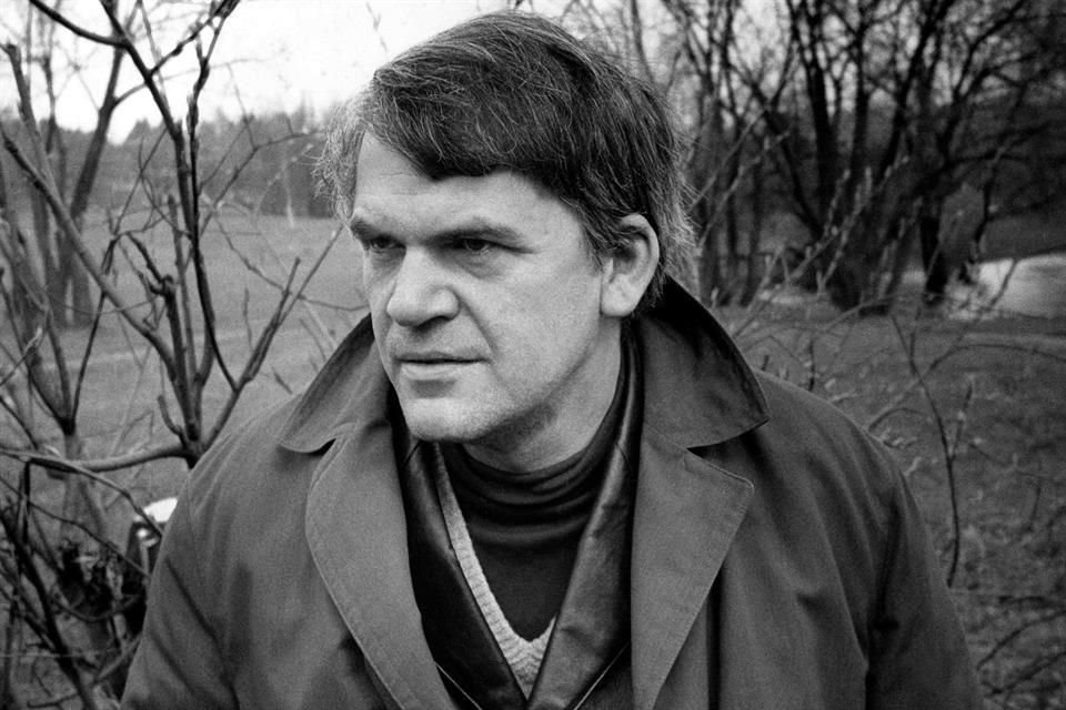 'El novelista es aquel que, como decía Flaubert, aspira a desaparecer detrás de su obra', sostenía Milan Kundera, fallecido el 11 de julio a los 94 años. En la imagen, se le ve en Praga, en 1973.