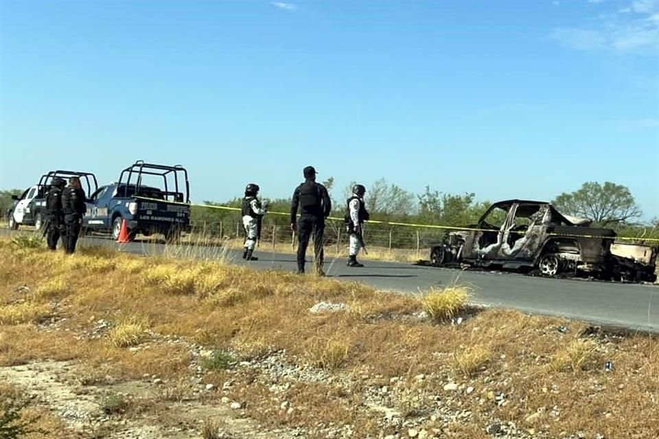 El vehículo totalmente calcinado fue encontrado en el kilómetro 2 de la Carretera a Las Enramadas.