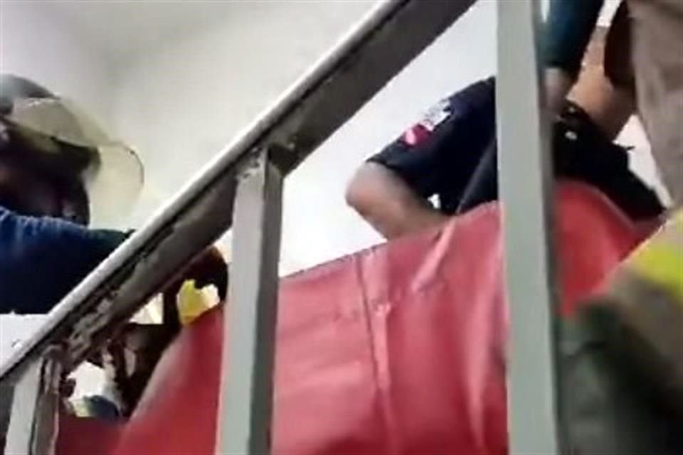 Bomberos deben subir cargando a los pacientes por fallas en el elevador de ISSSTE en Hermosillo