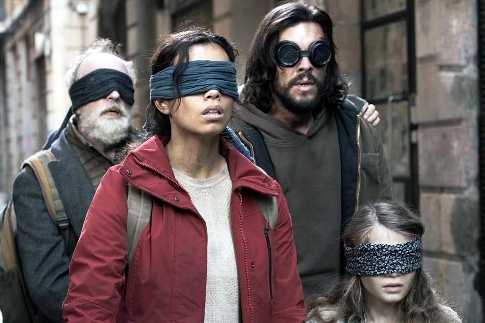 El español Mario Casas y el mexicano Diego Calva protagonizan 'Bird Box Barcelona', una intensa cinta original de Netflix.