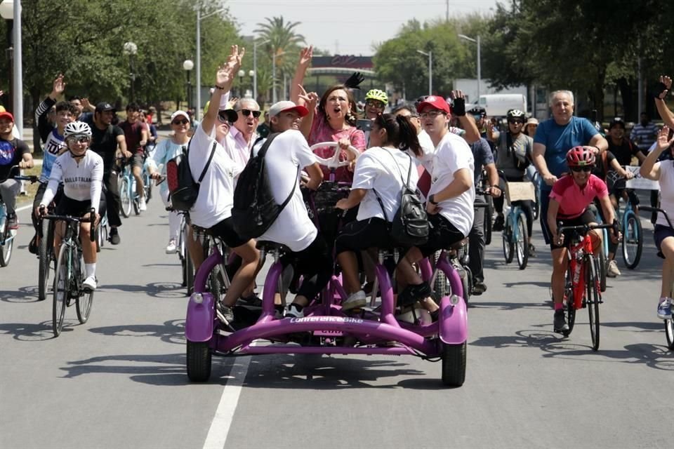 La panista usó una bicicleta de siete personas que se rentan en el Parque Fundidora para llegar a Cintermex.