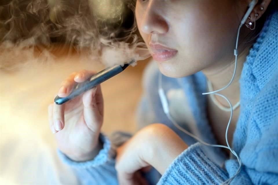 Con la reforma, se establece en el dictamen se fortalece la prohibición a la venta de vapeadores o cigarros electrónicos a menores establecida en la Ley de Salud.
