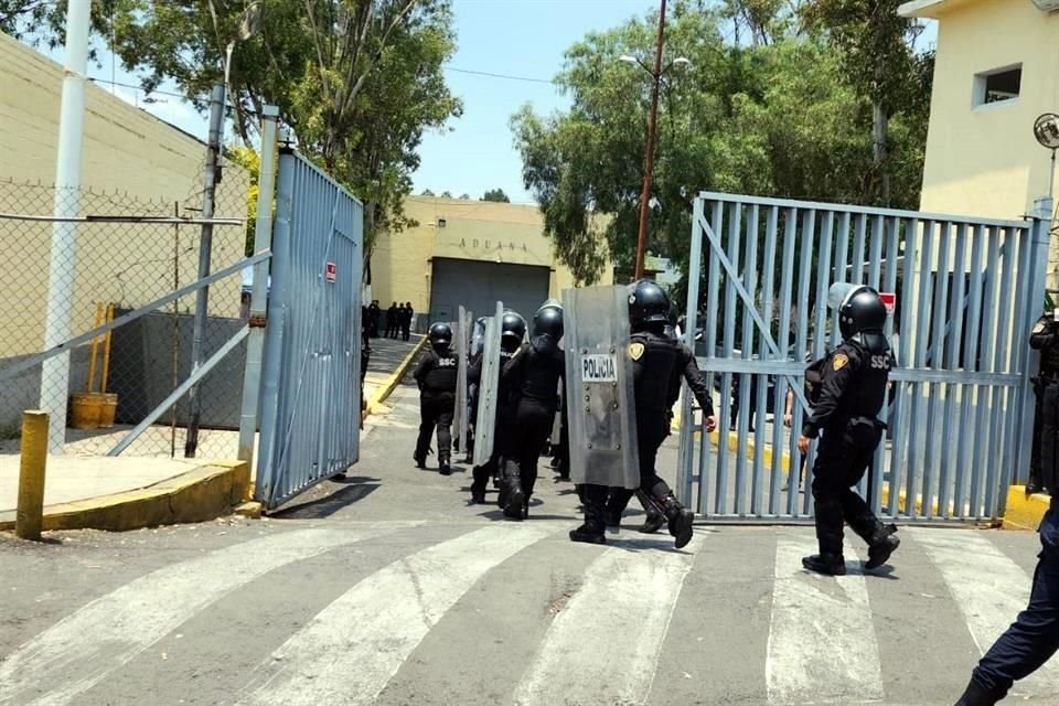 Elementos policiacos arribaron al Reclusorio Oriente.