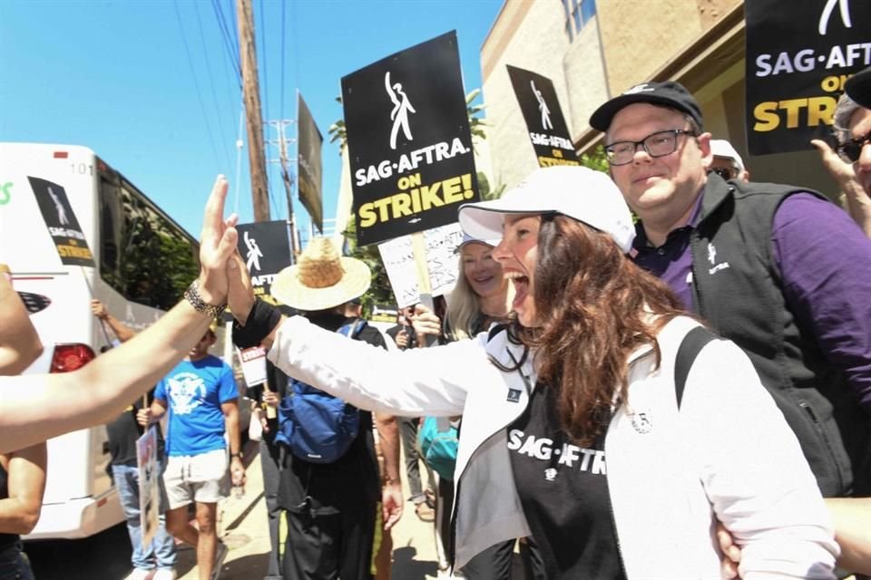 Fran Drescher, presidenta de la SAG-AFTRA, se unió a los manifestantes frente a las oficinas de Netflix en Hollywood.