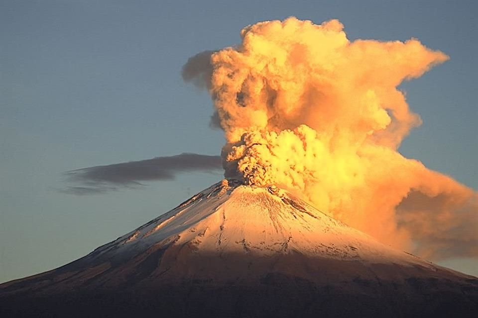 El volcán Popocatépetl registró ayer por la mañana emisiones de vapor de agua con contenido de cenizas.