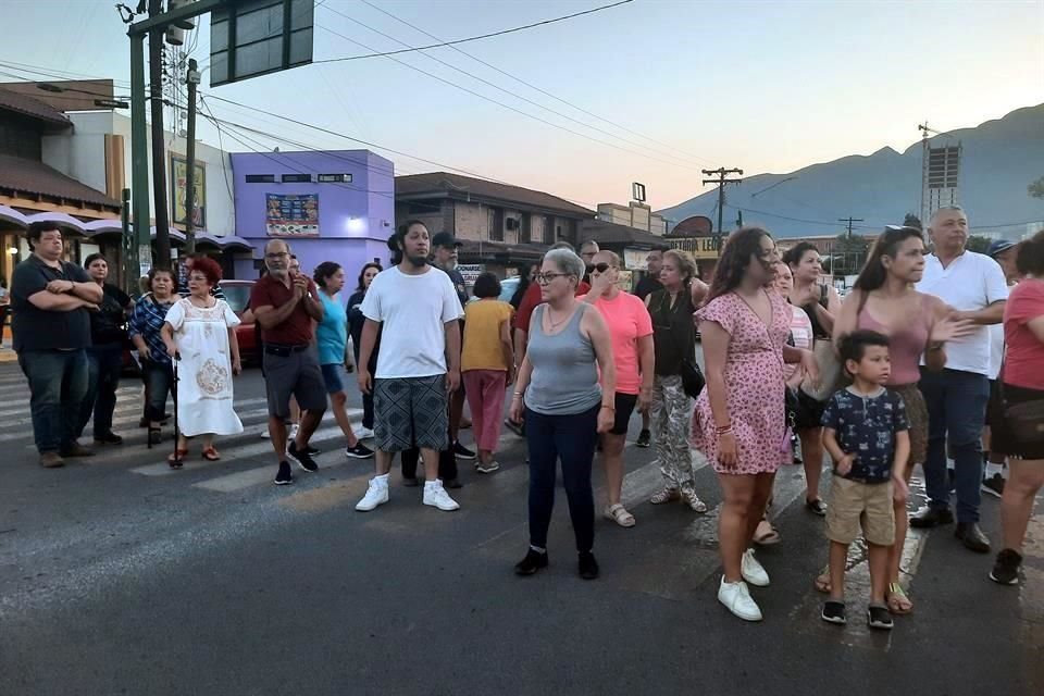Vecinos de Mitras Centro bloquearon ayer Simón Bolívar por hora y media exigiendo el abasto de agua.