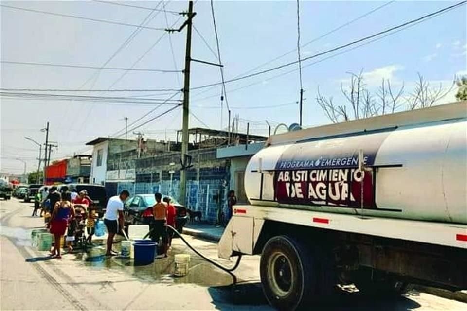 El Municipio de Escobedo llevo pipas a las coloniss afectadas por falta de agua.