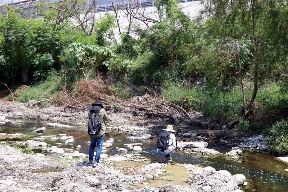 Integrantes de colectivos y ciudadanos recorrieron un tramo del Río, cerca del puente Churubusco.