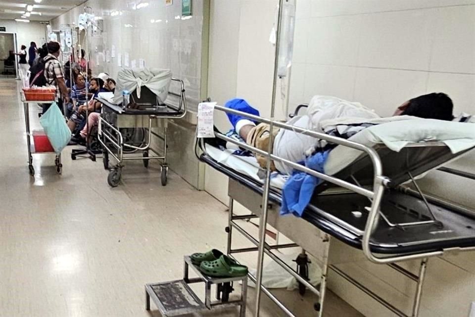 La Clíncia 67 del IMSS, en Apodaca está al límite de sus capacidades, pues decenas de enfermos son atendidos en los pasillos.