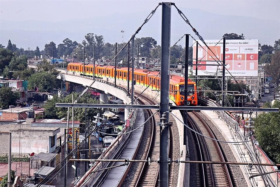 Tras 2 años y 2 meses, capitalinos volvieron a usar tramo elevado de L-12, con temor, pero con alivio por ahorrarse tiempos de traslado.