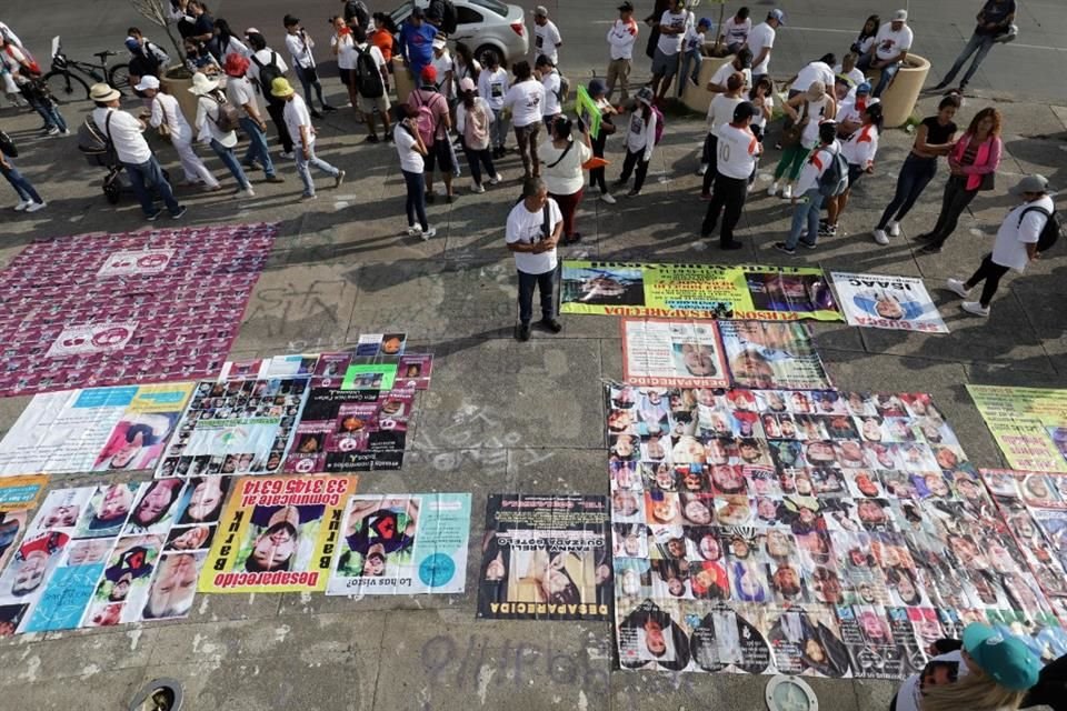 Manifestantes se dieron cita en la Glorieta Niños Héroes, rebautizada como la Glorieta de las y los Desaparecidos.