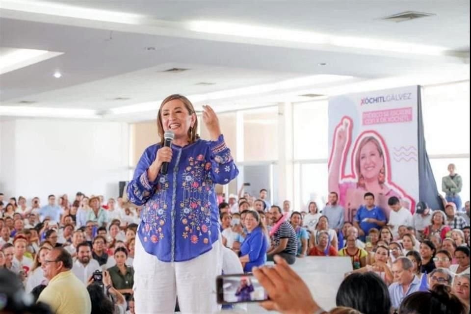 La senadora del PAN, Xóchitl Gálvez, realizó un evento en el 'Club de Leones', en el puerto de Veracruz, con militantes y simpatizantes blanquiazules.