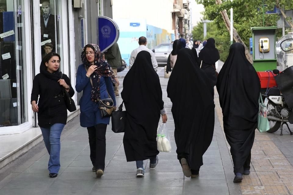 Mujeres iraníes caminan por una vereda en el centro de Teherán, Irán, el 26 de abril de 2016.