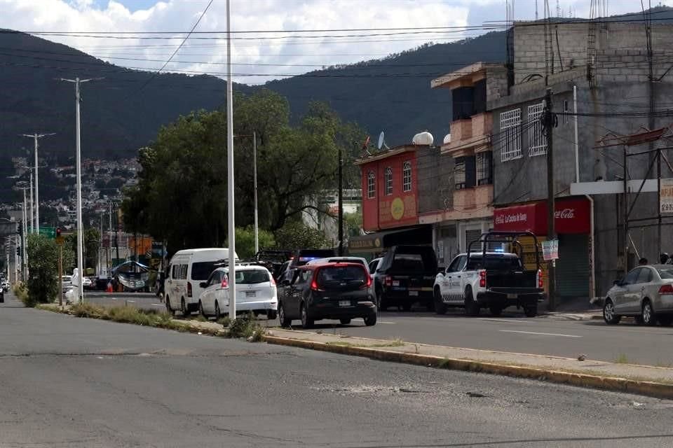 Un hombre fue asesinado mientras se encontraba al interior de un local de caldos de gallina en la Colonia San Lorenzo Tetlixtac.