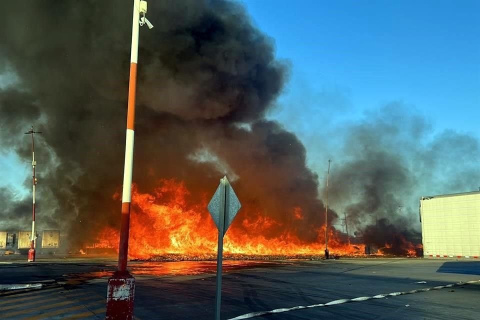 Un incendio en los patios de reciclado del Cedis Walmart moviliza a los distintos cuerpos de auxilio y rescate, en Zuazua.
