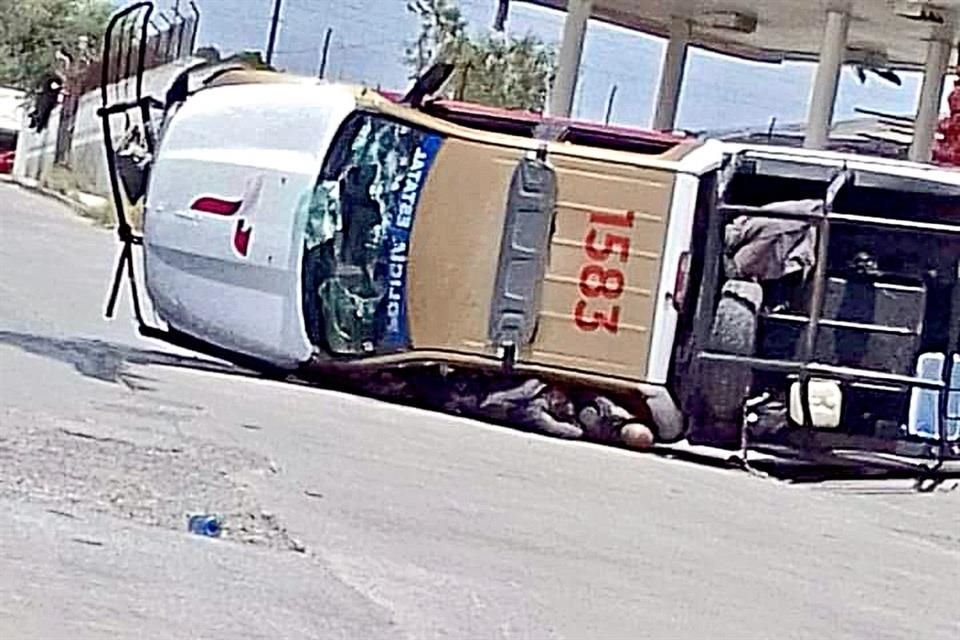 Policías de Tamaulipas que circulaban por la salida a San Fernando fueron emboscados por miembros del crimen organizado en Reynosa.