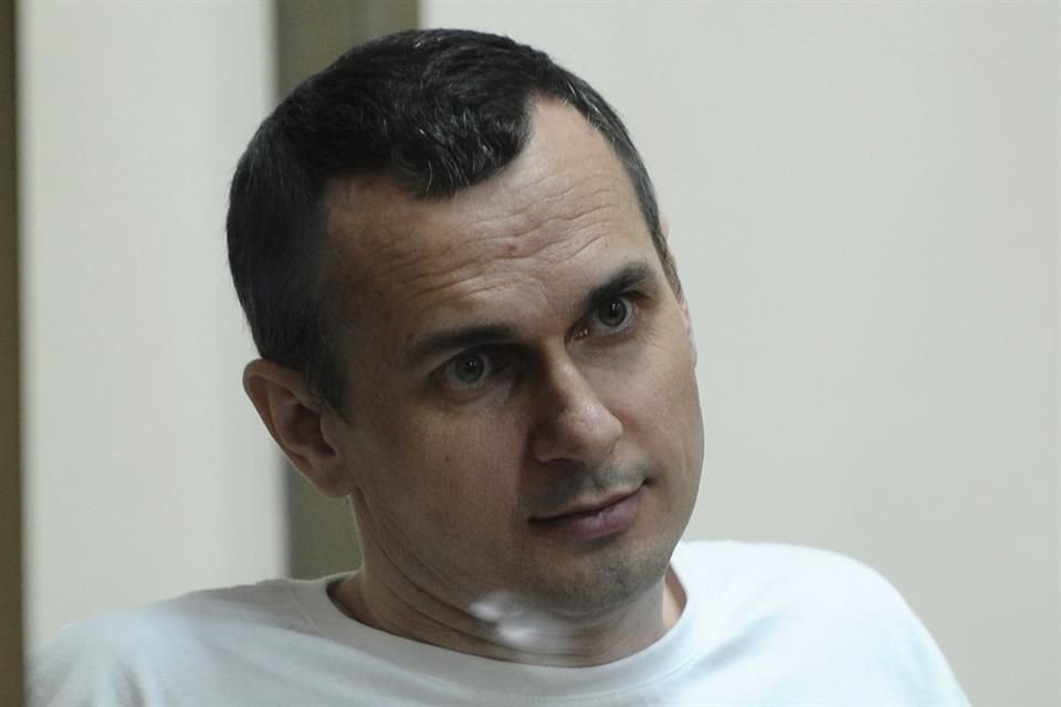 El cineasta Oleg Sentsov fue herido en un bombardeo entre Rusia y Ucrania.