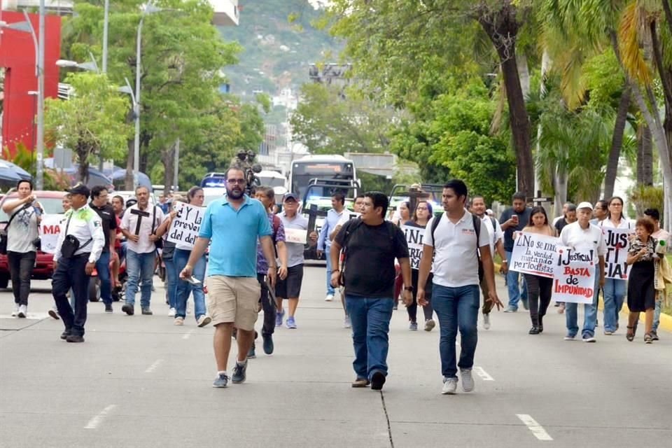 Los inconformes en su marcha sobre la Costera Miguel Alemán.