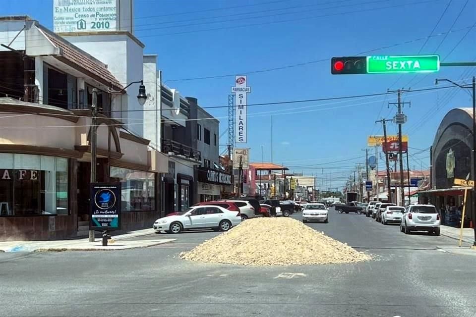 Con 'montañas' de tierra, los ciudadanos bloquearon vialidades de Miguel Alemán, Tamaulipas, en protesta por las extorsiones de los Tránsitos.