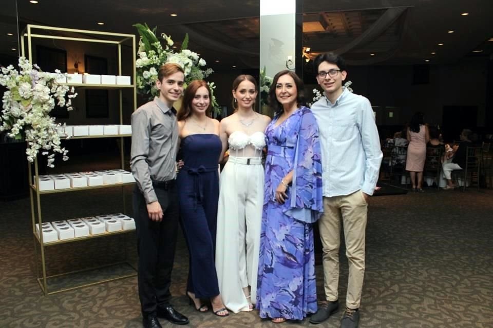 Miguel González, Marcela González, Michelle González, Marcela Villarreal y Mauricio González