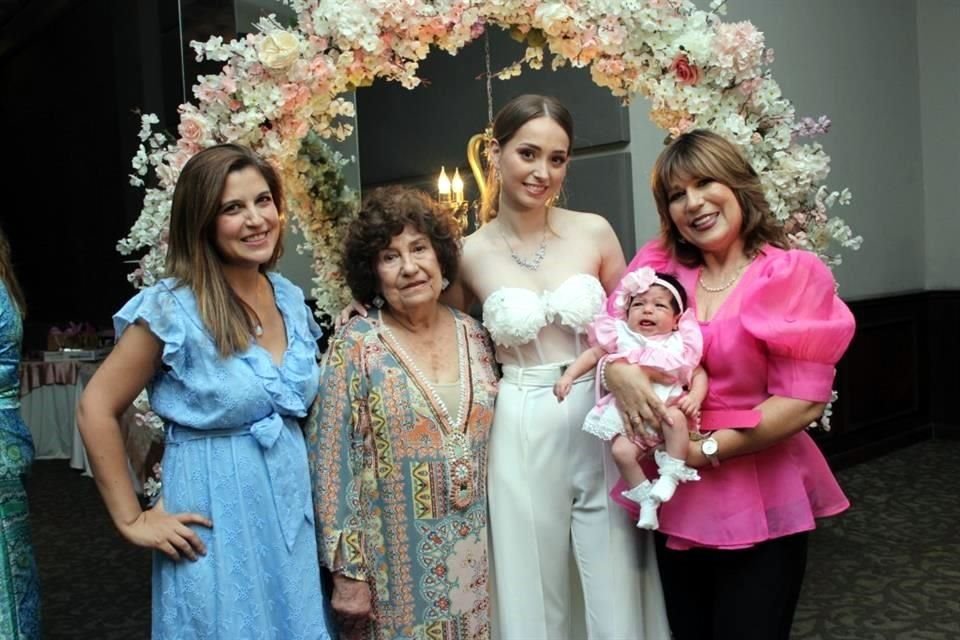 Yurixia Aguirre, Gloria Garza de Ramos, Michelle González, Alondra Ayala y Marlén Ramos