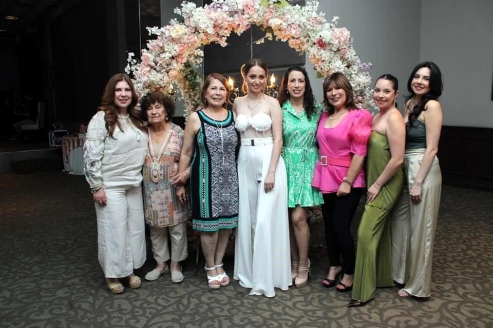 Diana Ramos, Gloria Garza de Ramos, Rosa María de Canavati, la novia, Rocío Canavati, Marlén Ramos, Rebeca Sánchez y Stephanie Sánchez