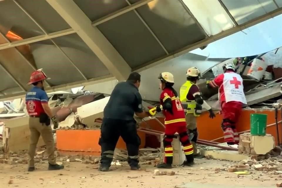 Corporaciones de emergencia trabajaron en el lugar para rescatar a las personas atrapadas.