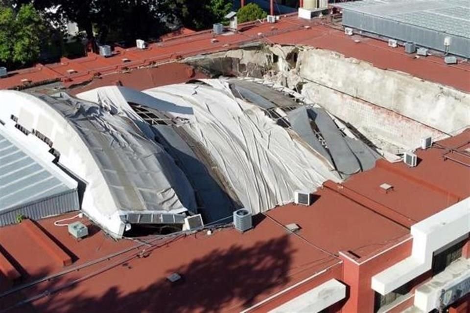 Una vista aérea del colegio muestra el derrumbe de la estructura.