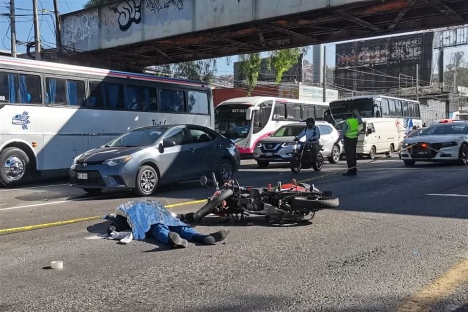 Según reportes preliminares, el hombre circulaba en dirección hacia la Ciudad de México, cuando el camión lo embistió y las llantas le pasaron por encima.