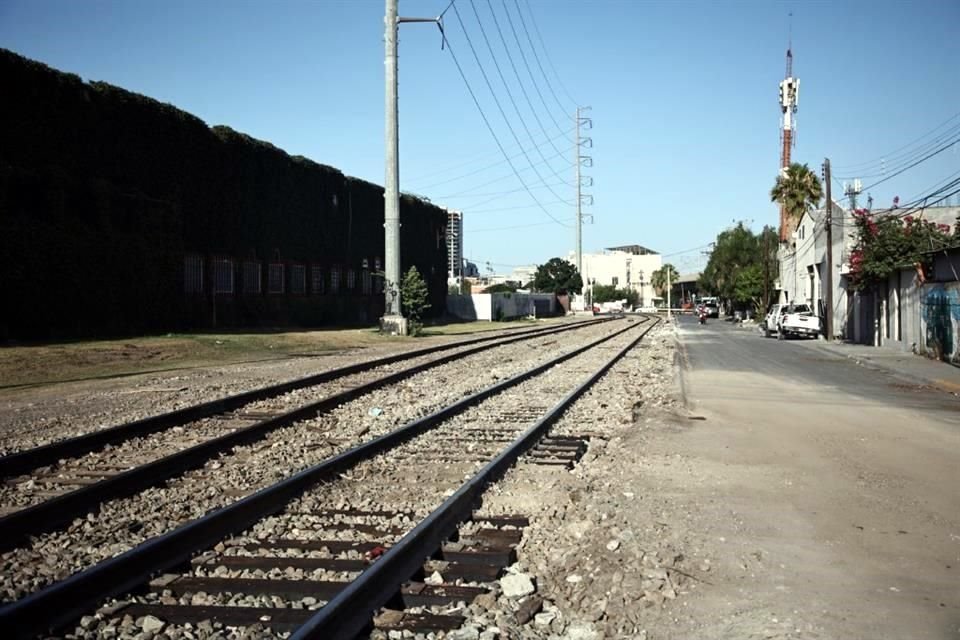 Más de 15 horas después del descarrilamiento del tren, personal de Kansas City Southern y Protección Civil despeja la vía.