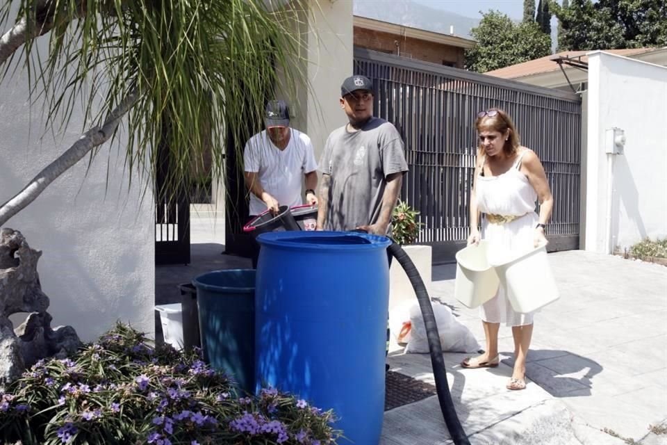 A siete días de no tener agua, una pipa de Servicios Públicos de San Pedro llevó el líquido a habitantes de la Colonia Bosques del Valle.