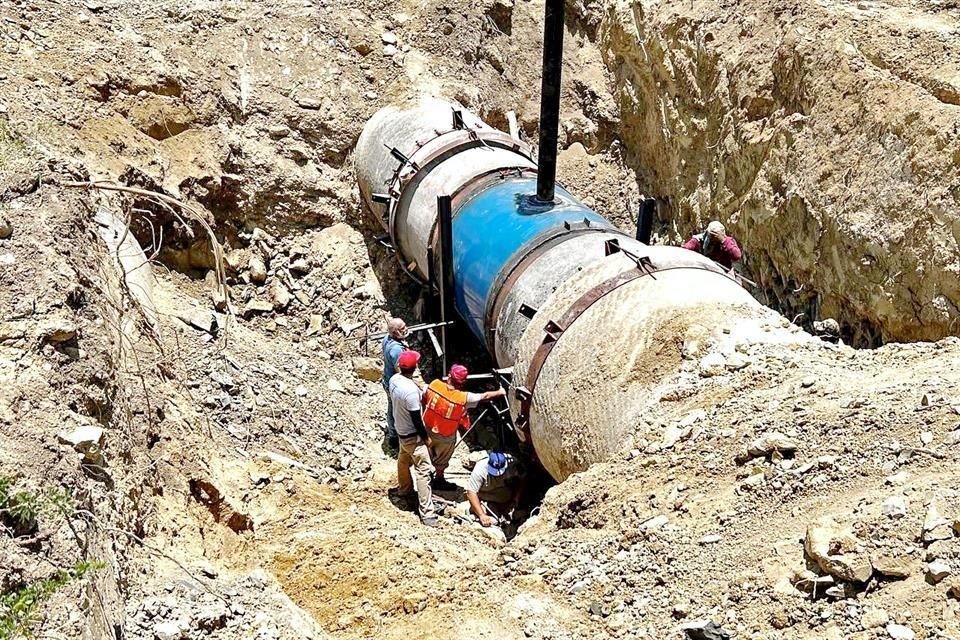 Personal de Agua y Drenaje repara ducto de Presa El Cuchillo.