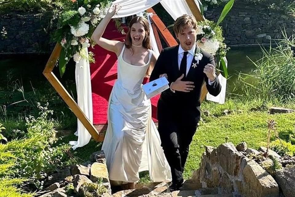 La modelo Barbara Palvin y el actor Dylan Sprouse se casan en ceremonia privada y romántica en Hungría.