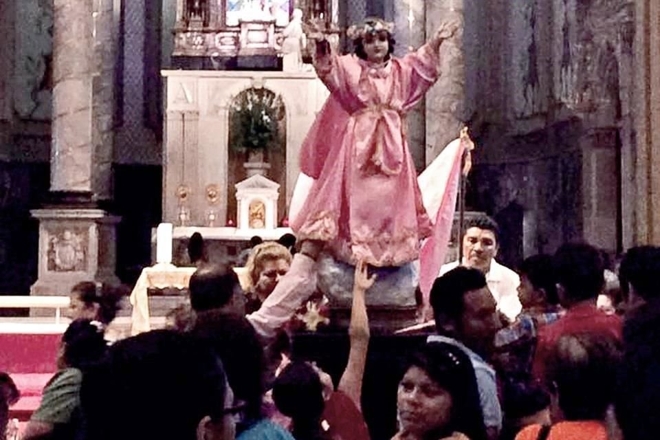 Cada primer domingo de mes, los misioneros del Divino Niño realizan una misa en la Basílica del Roble. Hoy será por su aniversario en la Ciudad.