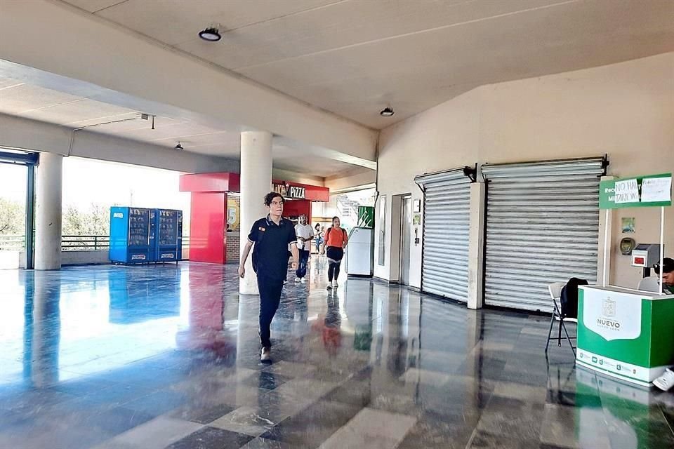 Mientras que en algunas estaciones del Metro los locales comerciales están ocupados casi en su totalidad, en otros hay muchos en desuso.