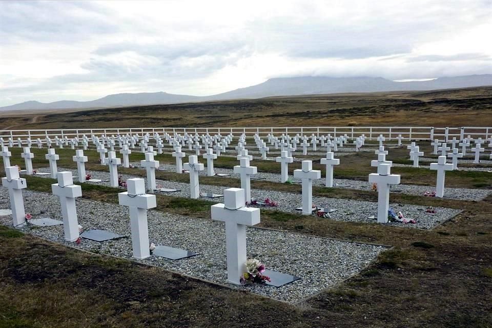 Las cruces marcan las tumbas de cientos de soldados argentinos que murieron en la guerra de 1982, muchos de los cuales no están identificados, en un cementerio cerca de Darwin, Islas Malvinas.