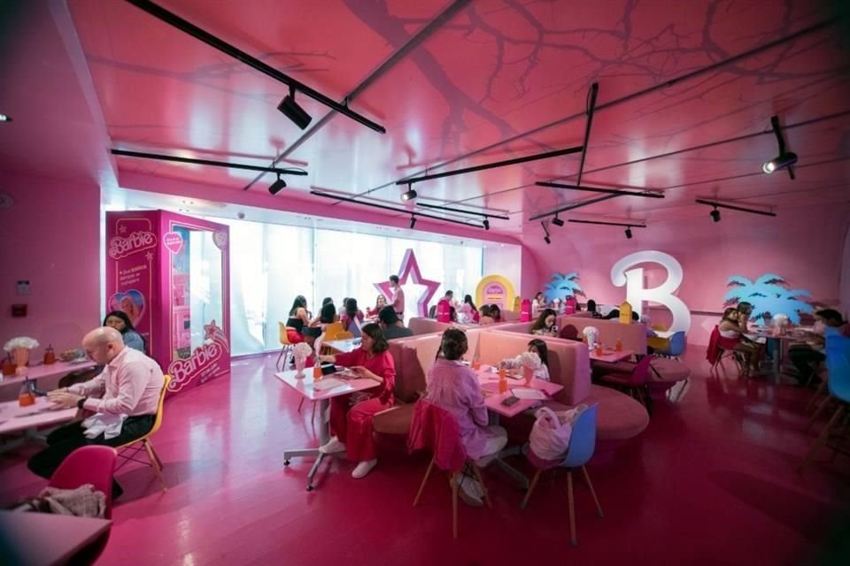 Vive un momento lleno de nostalgia en la cafetería oficial de Barbie en la Ciudad de México, que llama la atención de chicos y grandes.