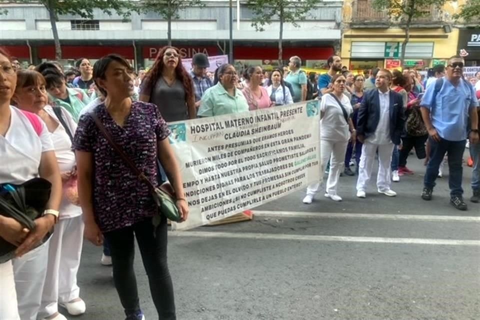 A las afueras de la sede del Gobierno local, personal médico protestó sobre Avenida Pino Suárez.